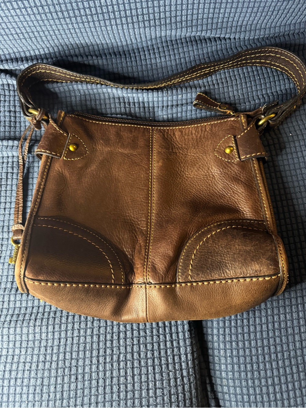 Vintage Fossil leather shoulder purse, specifically Model 75082